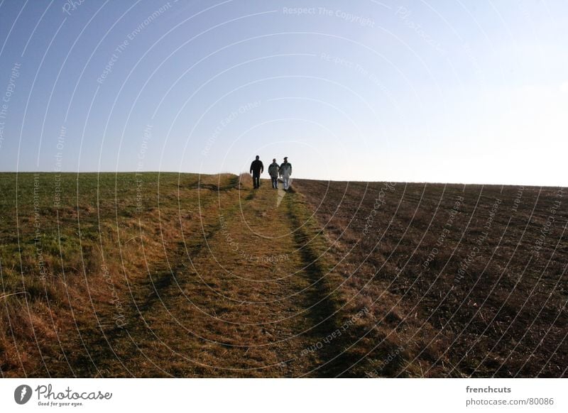 walking away from the sun Leichtigkeit 3 wandern Kinderspiel Winter Spaziergang Sonne Mensch laufen Landschaft Erde wandervogel wandersmann