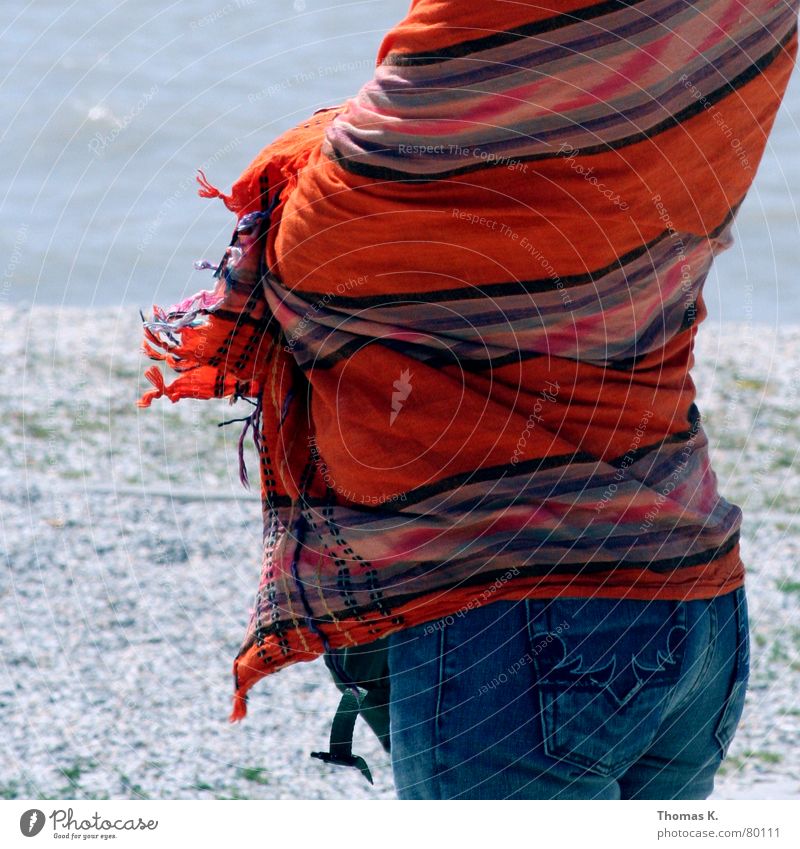 Ein Tag (oder: Am Meer ) See Fallwind Regatta Brise Strand Hose Sommer Teppich nass Wind Physik Streifen Wellen rot Wasser Meeresspiegel Jeanshose Schifffahrt