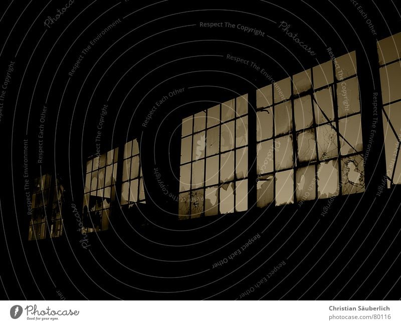Zerbrochen Lagerhalle Fenster gebrochen braun verfallen sephia Glas Fensterscheibe