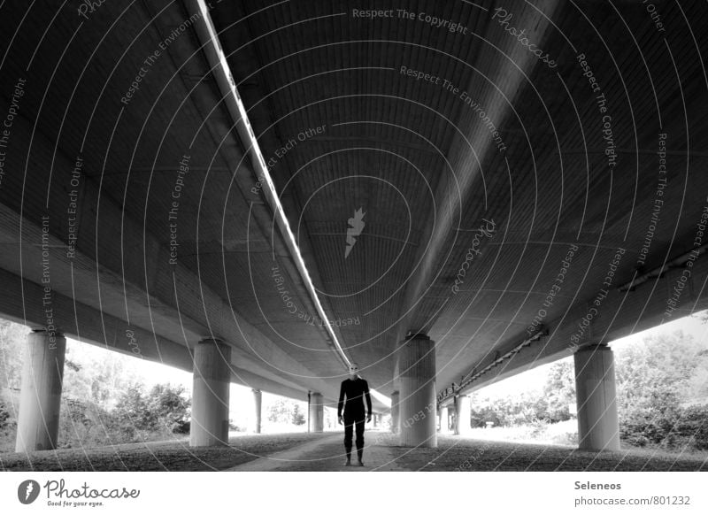 llll Halloween Mensch 1 Stadt Brücke Straße Autobahn Hochstraße stehen dunkel gruselig Gefühle Angst gefährlich Brückenpfeiler Schwarzweißfoto Außenaufnahme Tag