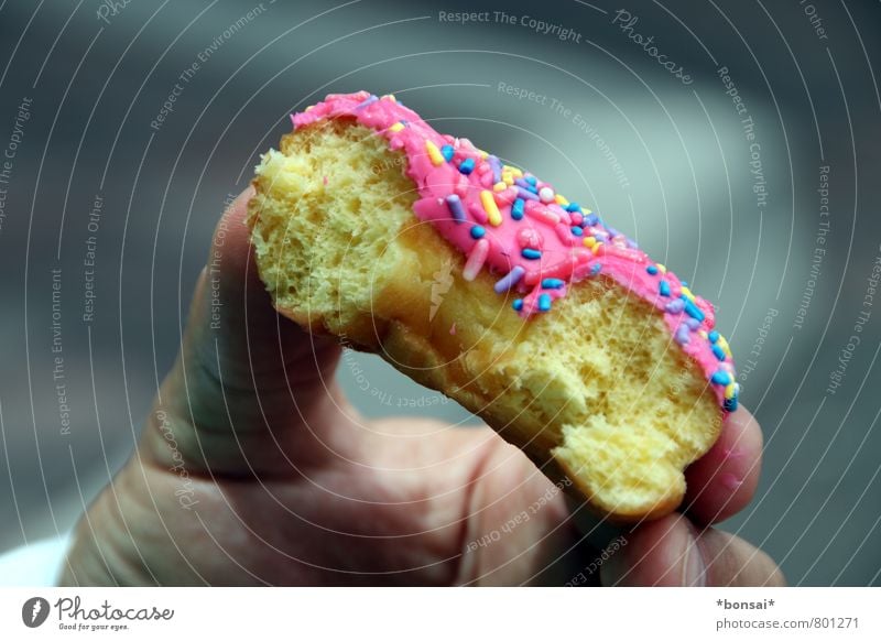 süß Teigwaren Backwaren Süßwaren Krapfen Streusel Essen Hand Finger genießen frisch Kitsch lecker Appetit & Hunger gefräßig Genusssucht Farbe rund beißen Glasur