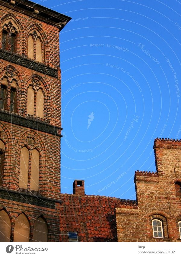 JUNGS, ihr seid die besten Himmel Altstadt Fassade Fenster Backstein historisch Vergangenheit Lübeck Altbau Wand Backsteinwand Blauer Himmel Mittelalter Tor