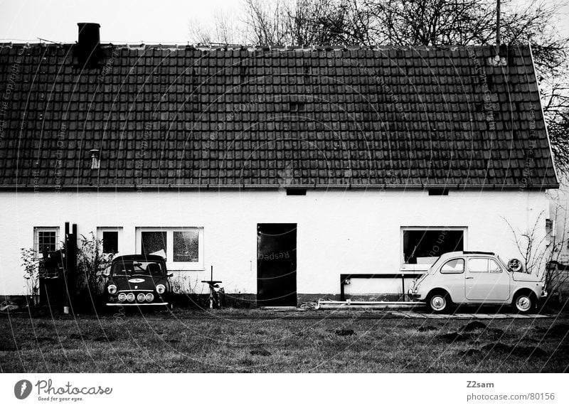 minis Kleinwagen klein Wagen Fahrzeug parken Park Fenster Haus Wiese scharz/weiss vor der tür bmw PKW Tür car Schwarzweißfoto Örtlichkeit