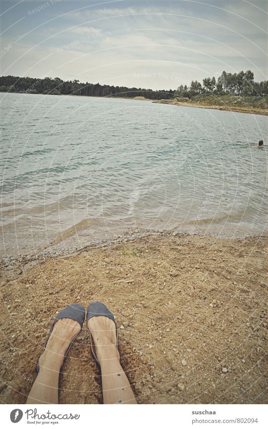 zuschauer Mensch feminin Haut Beine Fuß 2 Umwelt Natur Landschaft Sand Luft Wasser Himmel Horizont Sommer Schönes Wetter Seeufer Strand Schwimmen & Baden nass