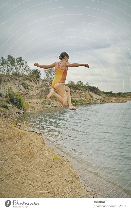 sprung in den see Kind Mädchen Kindheit Körper Haut Kopf Arme Beine Fuß 1 Mensch 8-13 Jahre Umwelt Natur Landschaft Sand Wasser Himmel Wolken Sommer Küste