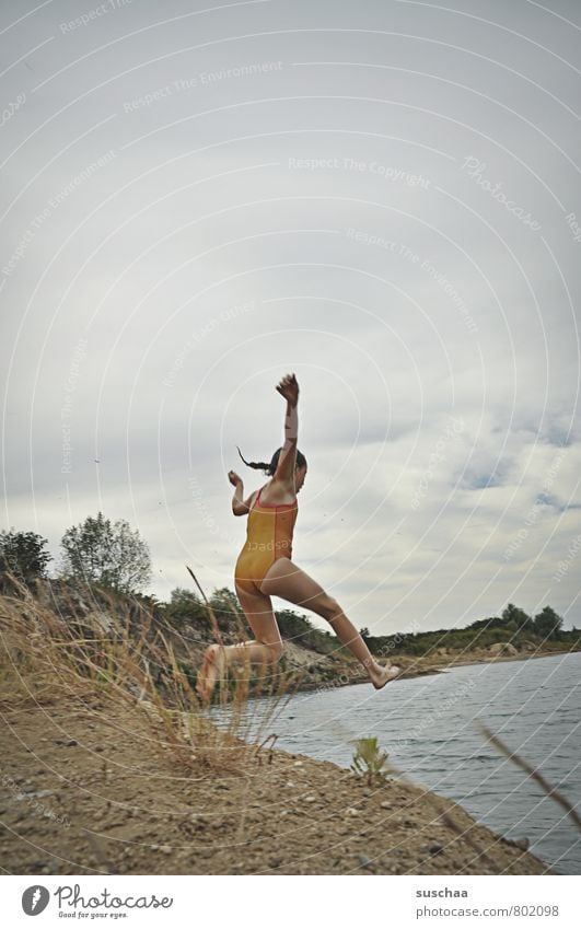 sprung in den see II feminin Kind Mädchen Kindheit Körper Haut Kopf Arme Beine Fuß 1 Mensch 8-13 Jahre Umwelt Natur Landschaft Sand Wasser Himmel Wolken Sommer