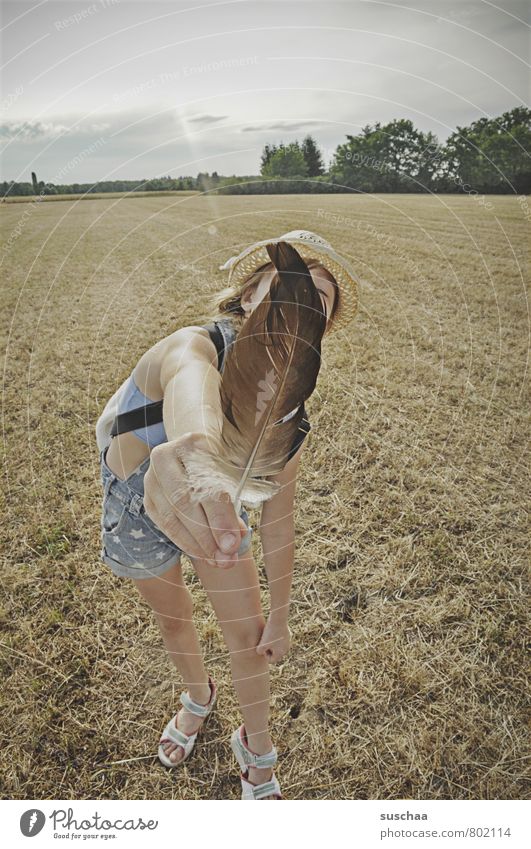 die feder feminin Kind Mädchen Kindheit Körper Haut Arme Hand Finger Beine Fuß 1 Mensch 8-13 Jahre Umwelt Natur Landschaft Horizont Sommer Feld festhalten