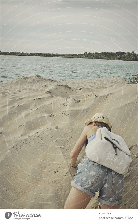 gleich ist's geschafft feminin Kind Mädchen Körper Haut Arme Gesäß 1 Mensch 8-13 Jahre Kindheit Umwelt Natur Landschaft Sand Luft Wasser Himmel Sommer