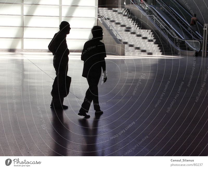 Bahnhof Potsdamer Platz gehen Verkehrswege Berlin unterirdisch Mensch Silhouette Schatten Treppe Straße paarweise