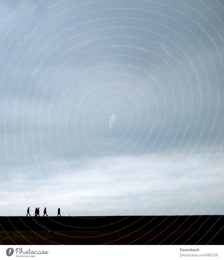 Winterspaziergang tief grau Spaziergang Ostfriesland Deich Regen Mensch Wolken Uferdamm schemenhaft Silhouette Horizont Regenbekleidung Wetter