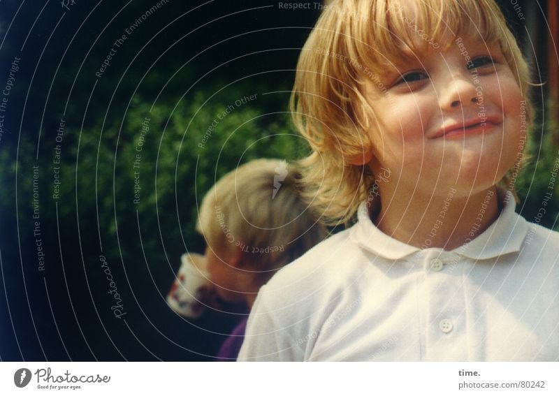 Die Verschmitztheit Essen Getränk trinken Freude schön Gesicht Sonne Garten Flirten Kindergarten Junge Auge Mund Hemd blond lachen Fröhlichkeit lustig grün