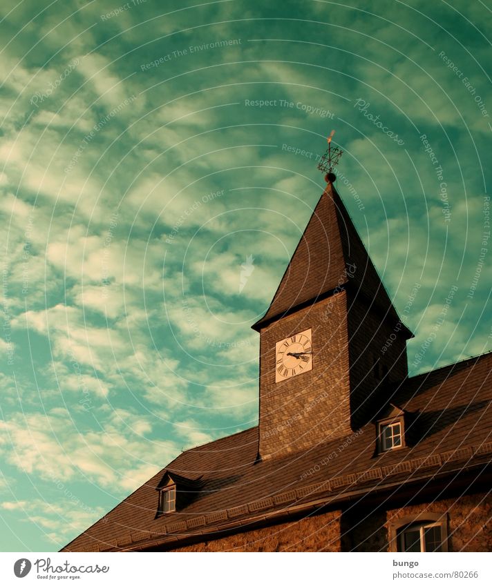 Perfect peace Wetterhahn Altokumulus floccus Uhr Vergänglichkeit Zeit Kirchturm Wolken Herbst berühren Religion & Glaube Frieden Himmel Sonntag Protestantismus