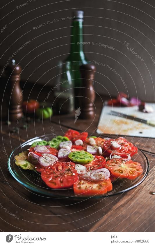 tomatensalat Lebensmittel Gemüse Kräuter & Gewürze Öl Tomatensalat Ernährung Mittagessen Abendessen Bioprodukte Vegetarische Ernährung Slowfood Teller Messer