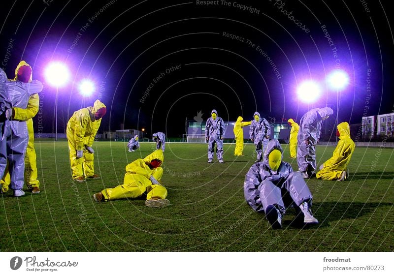 graugelb™ - fussball Cottbus gestikulieren Collage Fußballplatz grau-gelb Anzug Gummi Kunst dumm sinnlos ungefährlich verrückt lustig Freude Gegenlicht grün