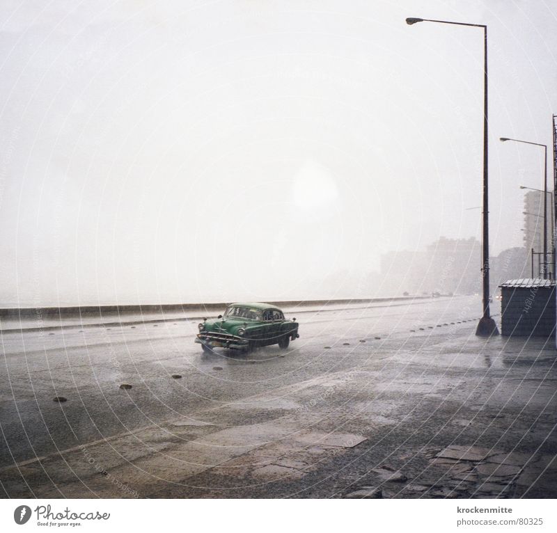 Malecon Oldtimer Regen Laterne Einsamkeit Ferien & Urlaub & Reisen Kuba nass trüb Asphalt Havanna El Malecón Wagen Wetter Gewitterregen PKW feucht Straßenbelag