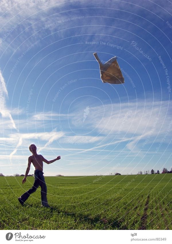 frühling Frühlingsgefühle fliegen wegwerfen Freiheit Kerl Jacke Wiese Gras grün Unbeschwertheit Gelassenheit Körperhaltung Stimmung Neuanfang Feld springen