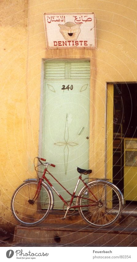 Zahnarzt_hat_zu Farbfoto Außenaufnahme Menschenleer Ferien & Urlaub & Reisen Ausflug Expedition Fahrrad Arzt Tür Schilder & Markierungen Hinweisschild