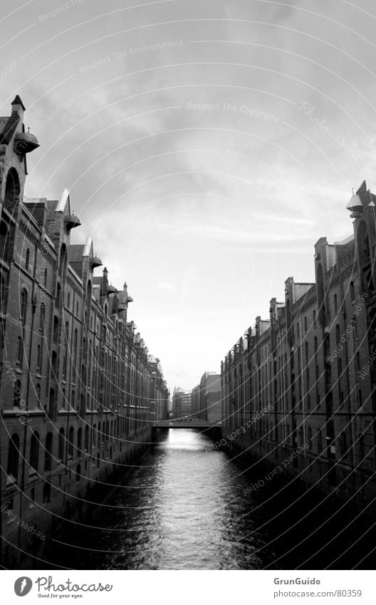 Hamburg - Speicherstadt Alte Speicherstadt Haus Architektur einfach geil Brücke Abwasserkanal Himmel Schwarzweißfoto