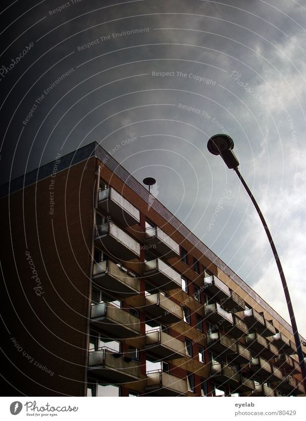 2007...alles wird Flut unsozial Fenster Wand Gebäude Haus Hochhaus gelb braun Hoffnung Wolken Balkon Laterne Himmel Trauer Verzweiflung Sozialer Dienst old need