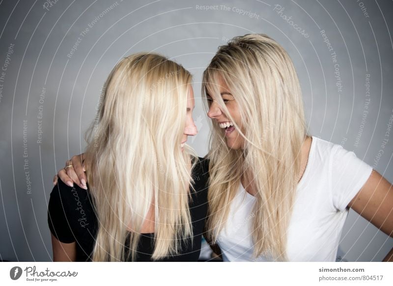 Lachen Freude Glück Haare & Frisuren feminin Geschwister Schwester Familie & Verwandtschaft Freundschaft Jugendliche Leben 2 Mensch 18-30 Jahre Erwachsene blond