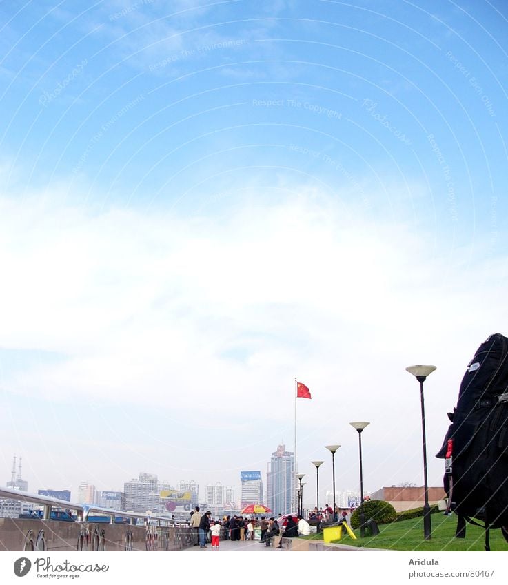 shanghai_03 Rucksack Tourist Pu Dong China Promenade Laterne Freizeit & Hobby Ferien & Urlaub & Reisen Hochhaus Haus Fahne Wolken Tourismus Shanghai Deich