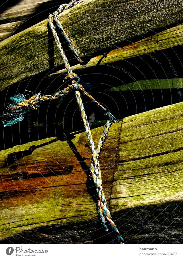 Tied up grün Dreieck Holz Konzentration Kraft Macht Balken old knot beams triangle shadows Schatten alt Seil Knoten