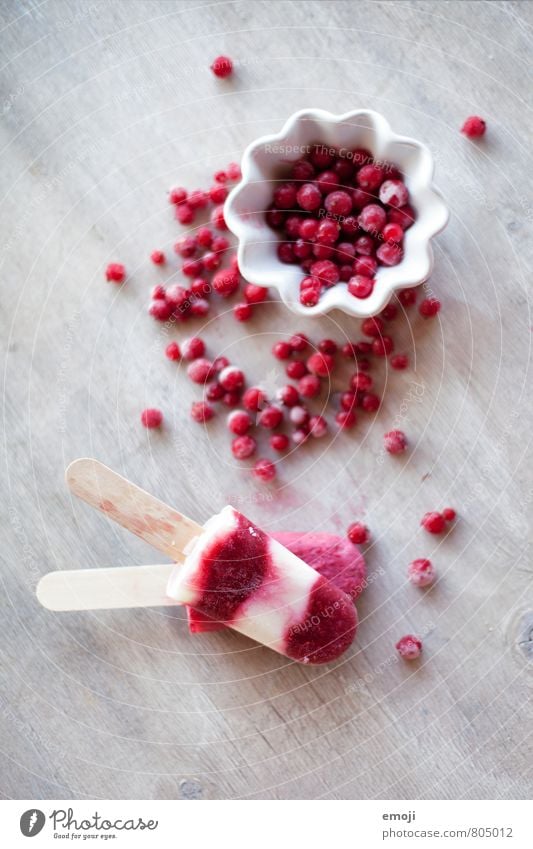 Beeren-Eis Frucht Dessert Speiseeis Süßwaren Ernährung Fingerfood lecker süß Johannisbeeren Farbfoto Innenaufnahme Menschenleer Hintergrund neutral Tag