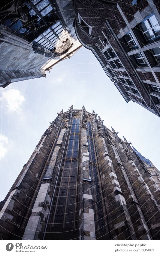 DreiBauwerkEck Städtereise Aachen Stadt Stadtzentrum Gebäude Architektur Mauer Wand Fassade Sehenswürdigkeit Wahrzeichen Dom zu Aachen Stein bedrohlich