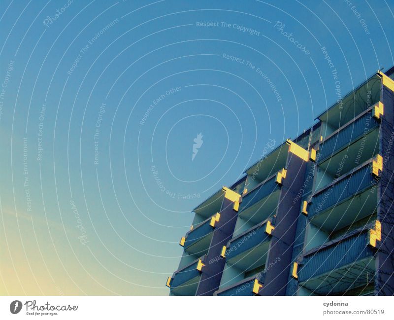 Himmelskörper anonym Wohnsiedlung Plattenbau Balkon Bauwerk Gebäude Wohnung Zusammensein trist grau Beton Haus Hochhaus Etage retro Aussicht Verständigung