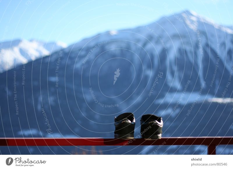 those boots are made for walking Hausschuhe Turnschuh Schuhe Winter Panorama (Aussicht) Schweiz Schlappen Bergkette Alm Berge u. Gebirge schuhe wichsen