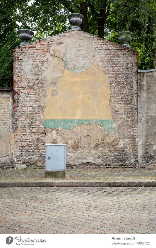 Rückseite einer alten Friedhofsmauer Himmel Sommer Baum Stadt Architektur Mauer Wand Straße Backstein authentisch dreckig historisch kaputt trashig Stimmung