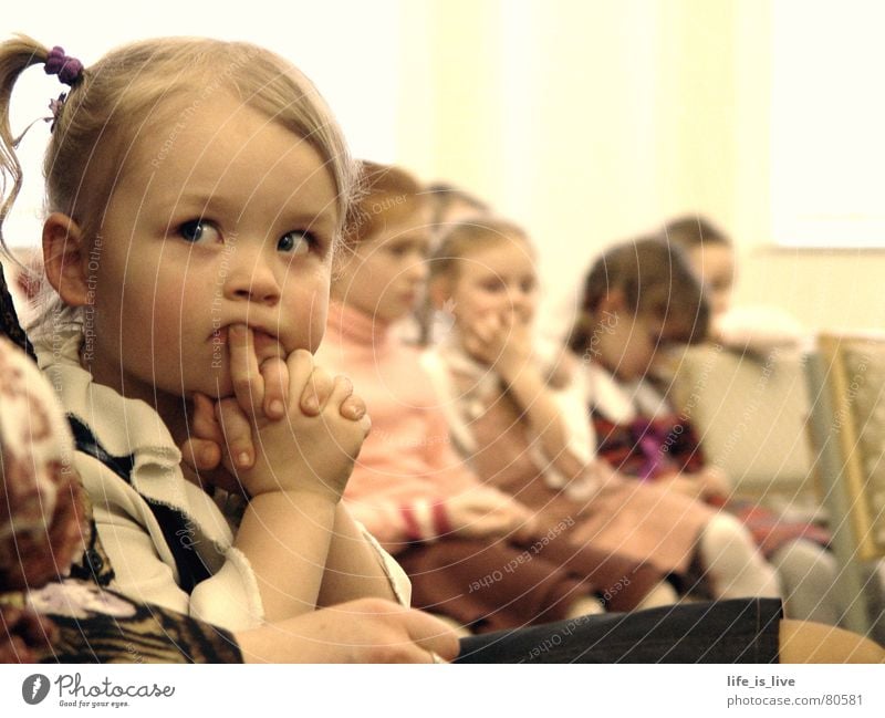 i_have_time Kind Zeit trist Nachkommen Wachsamkeit Konzentration Frieden kleines mädchen ordentliche kleidung in der kirche hände falten zeit verschwenden