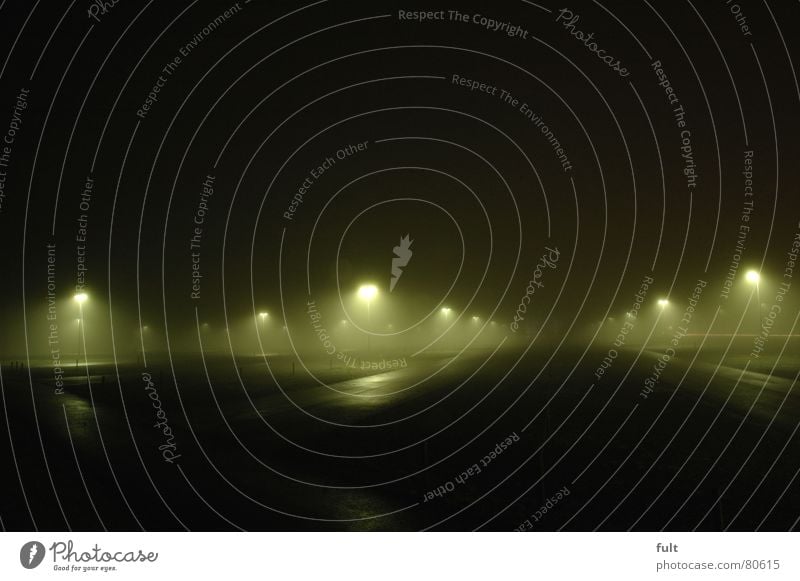 parkplatz frei Parkplatz Langzeitbelichtung Nebel Laterne Nacht dunkel Einsamkeit Licht Flutlicht Schleier ruhig Nebellampe Nebelschleier hell Abstellplatz