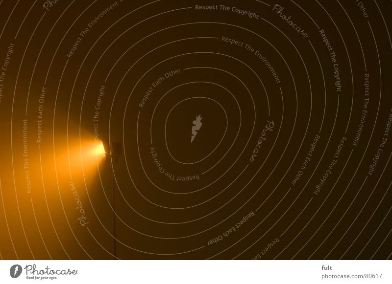 licht in sicht Licht Nebel Langzeitbelichtung Nacht dunkel ruhig Nebelschleier trist Flutlicht Schleier hell Nebellampe Scheinwerfer Beleuchtung Himmel trübung