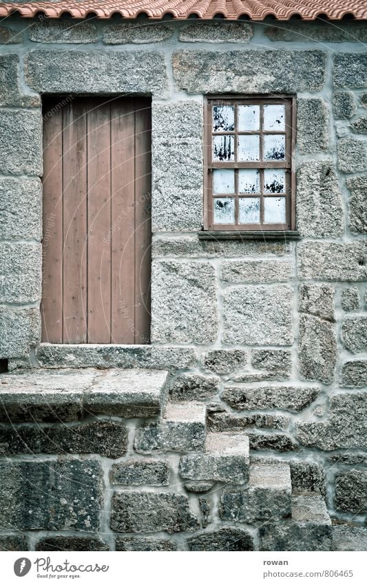 eingang Haus Einfamilienhaus Hütte Bauwerk Gebäude Architektur Mauer Wand Fassade Dach alt Stein Natursteinhaus Granit Portugal Fenster Tür Treppe Eingang