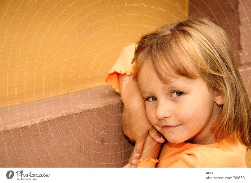 a little girl Mädchen süß schön klein Wand Kind Porträt Körperhaltung Kleinkind Mauer Freundlichkeit niedlich Unbeschwertheit Unbekümmertheit grinsen Freude