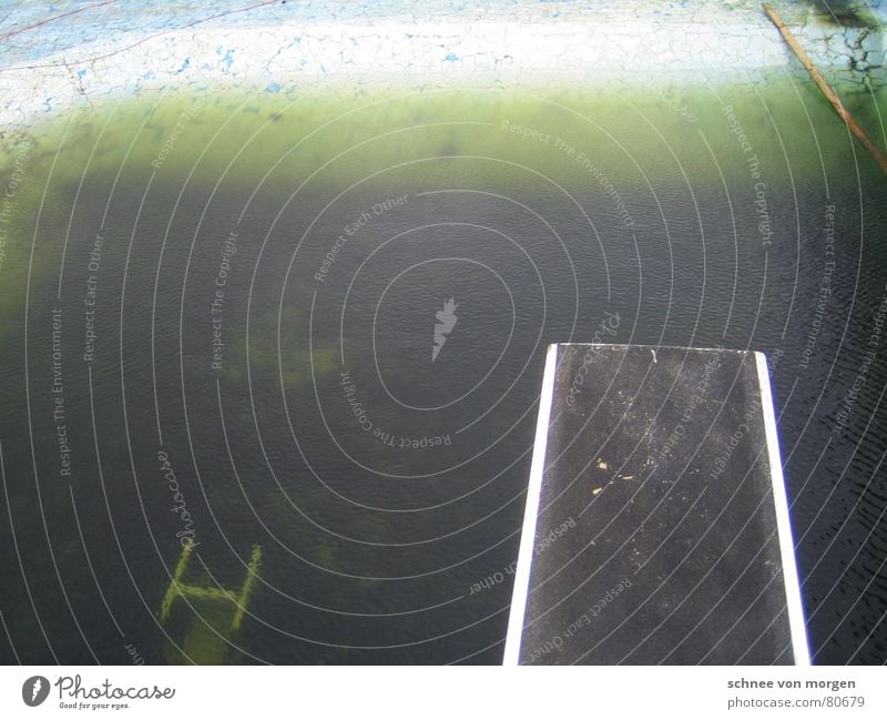 Nichtschwimmer Bad grün Schwimmbad Freibad Sprungbrett Hose Schuhe kaputt springen leer verrotten trist Menschenleer Trauer verfallen Ödland Wassersport blau