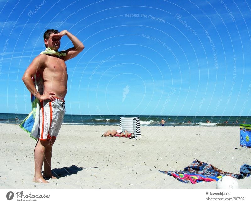 Babewatch Sonnenbad Bademeister schaulustig Strand Meer Wolken Badehose Handtuch Mann Suche Kontrolle azurblau Außenaufnahme Farbenmeer mehrere Potenz