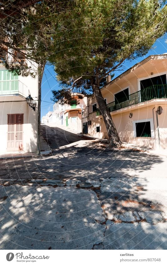 900 Sonnenstrahlen Sommer Wärme Kleinstadt Bauwerk Mauer Wand Fassade Balkon Fenster ästhetisch mediterran Mallorca Außenaufnahme Tag Licht Schatten Sonnenlicht