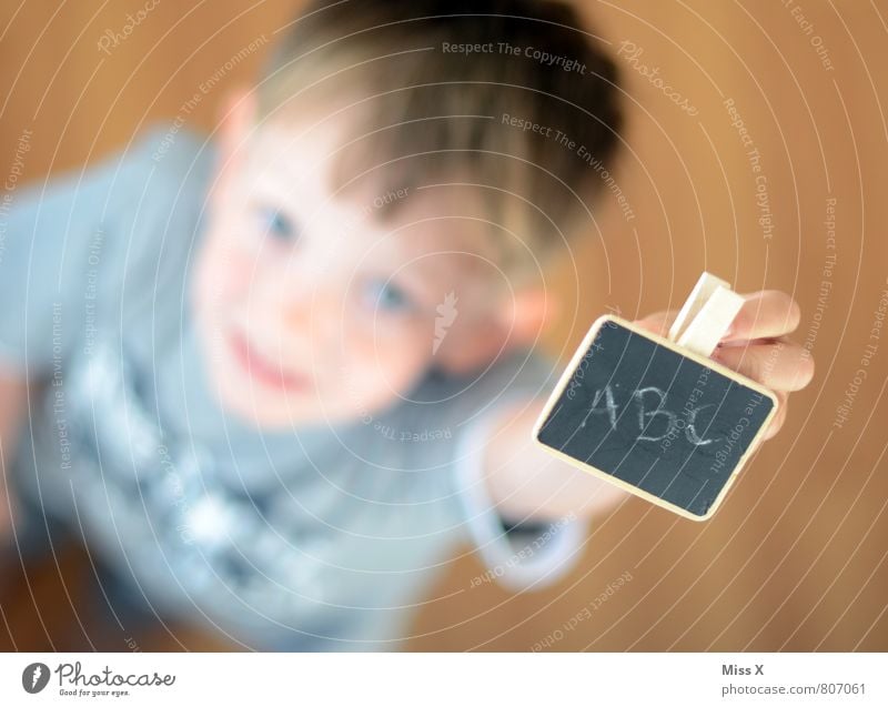 ABC Kindererziehung Kindergarten Schule lernen Klassenraum Tafel Schulkind Schüler Mensch Junge Kindheit 1 3-8 Jahre Schriftzeichen Lächeln schreiben klug