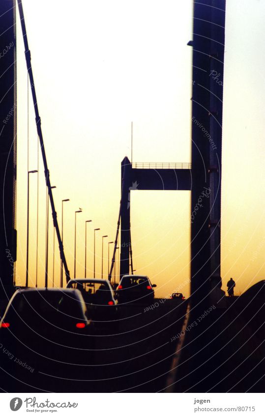 Homberg - Skyline 2 Ruhrort Nordrhein-Westfalen Autofahren Gegenlicht stark bewegungslos gelb schwarz Brückenpfeiler Abendsonne Duisburg Sonnenuntergang