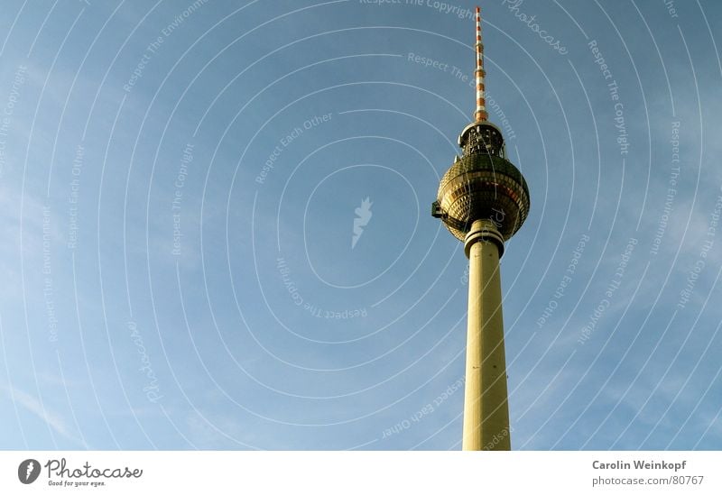 Fernsehturm. Sozialismus Alexanderplatz Berlin DDR rot weiß Berlin-Mitte hoch Bauwerk Kultur Romantik Winter Wolken Wahrzeichen Kulisse identifizieren