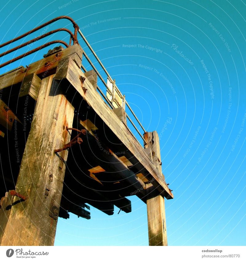 britania pier Anlegestelle Zaun Strand Sprungbrett England Great Yarmouth Himmel Küste historisch Hafen Pfosten Nordsee bolts platform boltzen railings sea