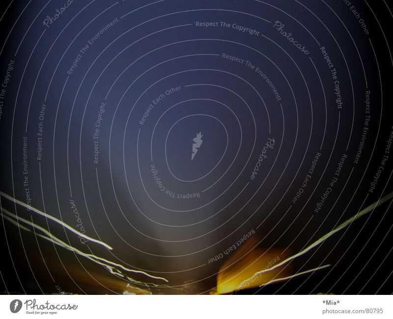volle Fahrt voraus Nacht Geschwindigkeit dunkel unklar Langzeitbelichtung Außenaufnahme Farbe Licht Bewegung hell Freiheit