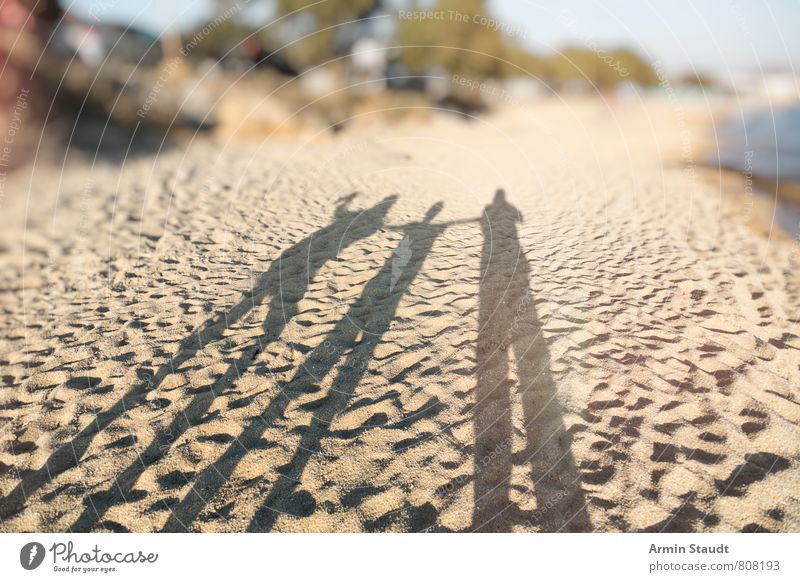 Schatten am Strand Lifestyle Ferien & Urlaub & Reisen Tourismus Ferne Sommer Sommerurlaub Sonne Meer Mensch Vater Erwachsene Geschwister 3 Natur Landschaft