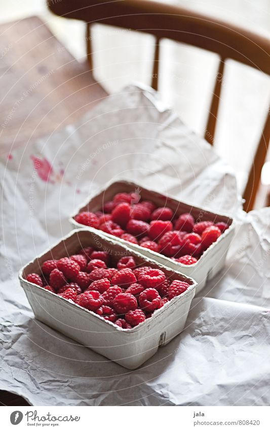 himbeeren Lebensmittel Frucht Himbeeren Ernährung Bioprodukte Vegetarische Ernährung Gesunde Ernährung Stuhl Tisch einfach frisch Gesundheit lecker natürlich