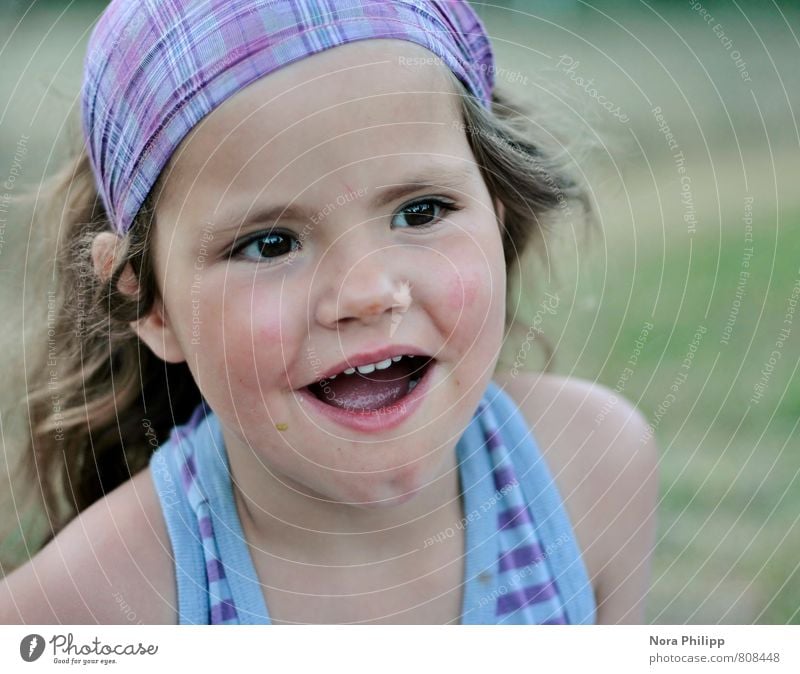 ronja räubertochter Freude Gesicht Freizeit & Hobby Spielen Sommer Kind Mensch feminin Mädchen Kindheit 1 3-8 Jahre Kopftuch langhaarig Fröhlichkeit Gesundheit