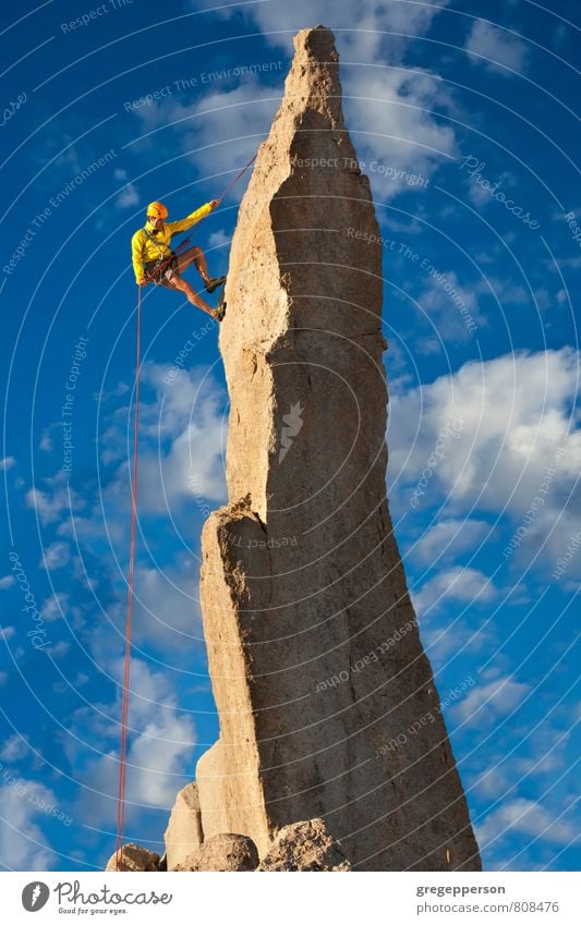 Kletternde Zehenspitzen am Rand. Abenteuer Bergsteigen Erfolg Seil 1 Mensch 30-45 Jahre Erwachsene Wolken Berge u. Gebirge Gipfel Helm selbstbewußt Mut Tatkraft