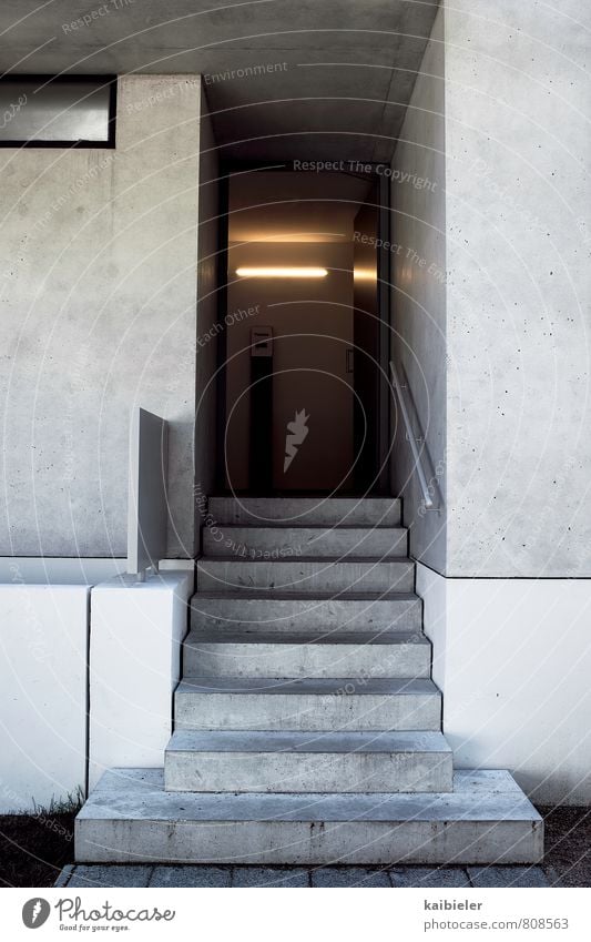 Eingang Haus Bauwerk Gebäude Architektur Mauer Wand Treppe Tür Beton Zeichen Schriftzeichen Schilder & Markierungen Hinweisschild Warnschild dunkel eckig kalt