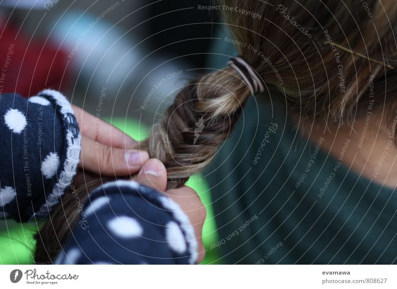 Fischgräte handmade feminin Junge Frau Jugendliche Erwachsene Freundschaft Haare & Frisuren Hand 2 Mensch langhaarig Zopf einfach natürlich blau grün türkis